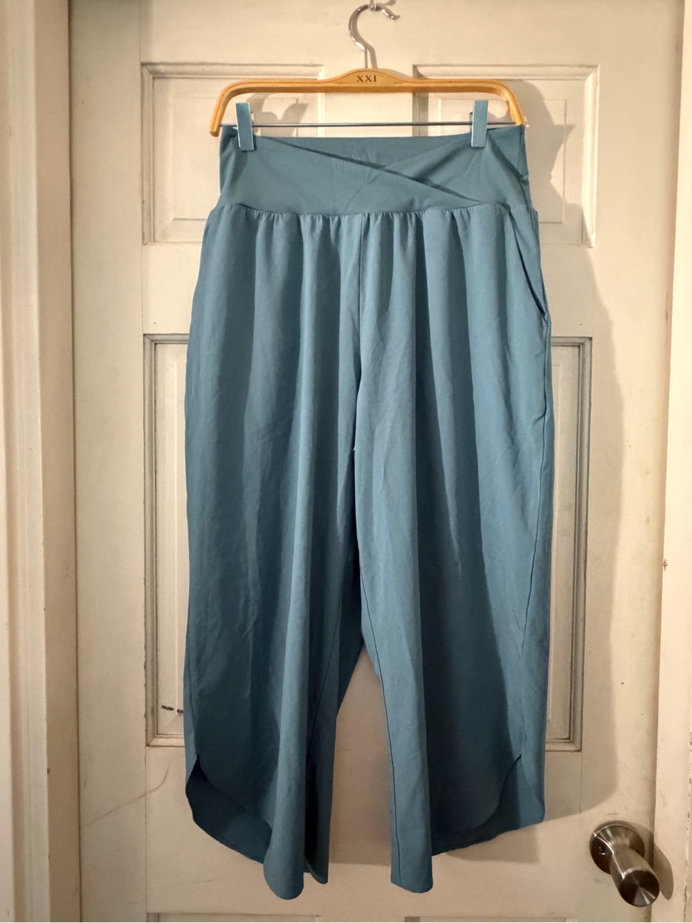 Halara Wide Leg Flowing capri pants with pockets